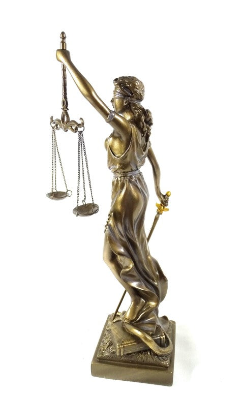 Temida-Figur 35 cm mit der Möglichkeit der Personalisierung durch Gravur - elegantes Geschenk für Juristen, Richter oder Rechtsanwälte, gefertigt aus Polyresin in goldener Farbe mit antikem Finish