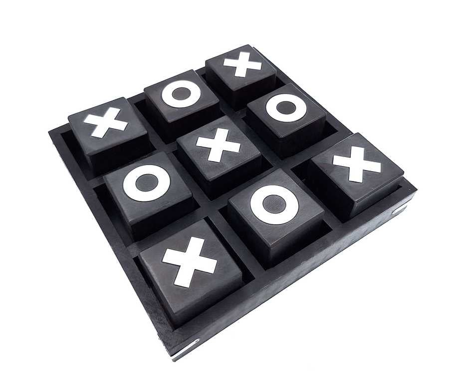 Großes Tic-Tac-Toe aus Holz, 24 x 24 cm, mit personalisierbarer Gravur – elegantes Strategiespiel als Geschenk – klassische schwarz-weiße Kombination, hochwertiges Holz