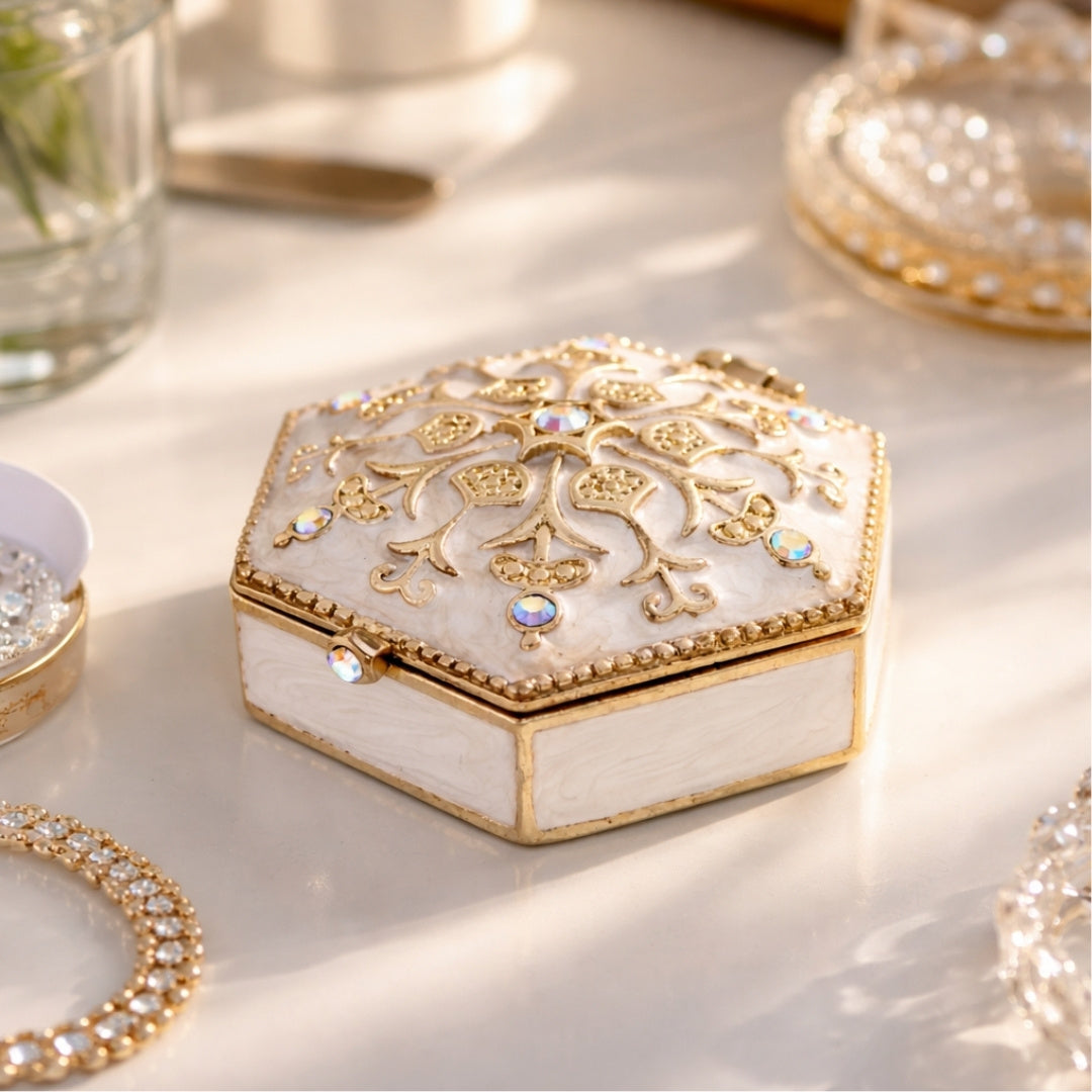 Elegante Metall-Geschenkbox mit Kristallen B0035-08WH, Weiß-Gold, personalisierbare Gravur, ideal für Schmuck und Kleinigkeiten, 5x5x2 cm