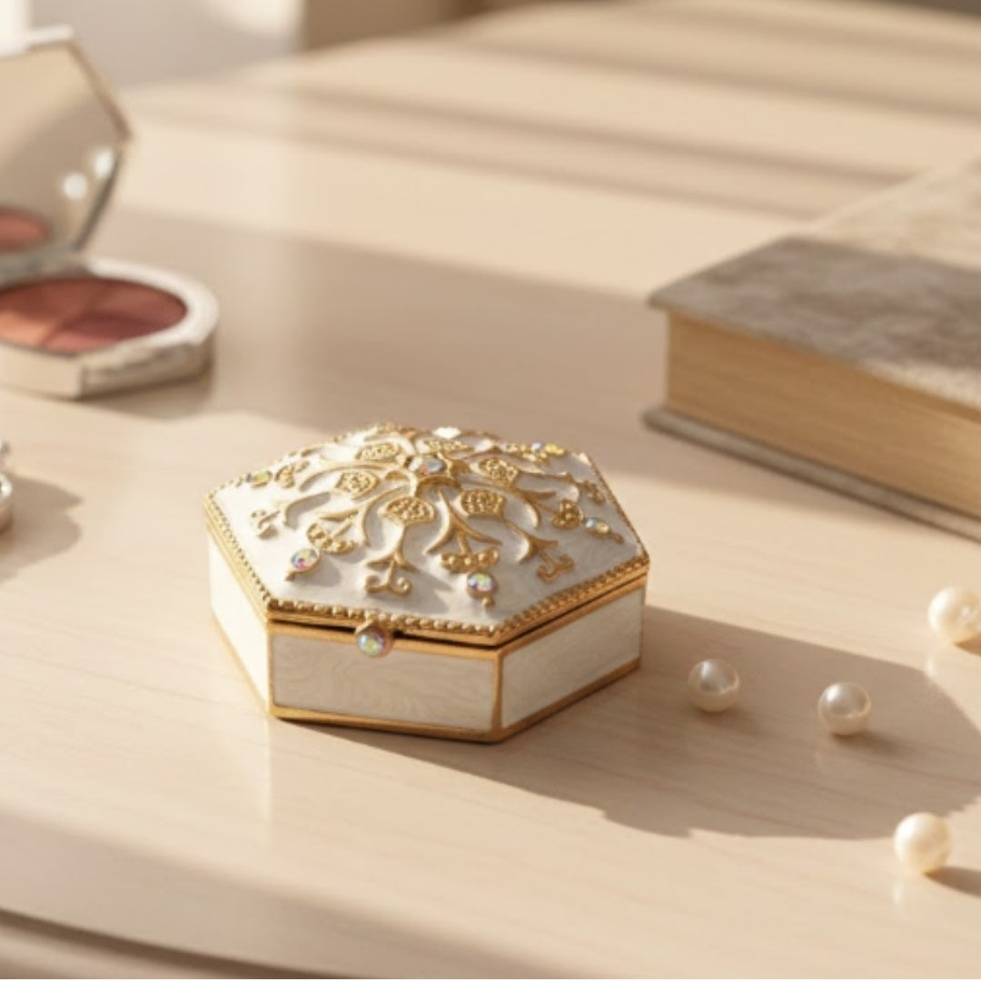 Elegante Metall-Geschenkbox mit Kristallen B0035-08WH, Weiß-Gold, personalisierbare Gravur, ideal für Schmuck und Kleinigkeiten, 5x5x2 cm