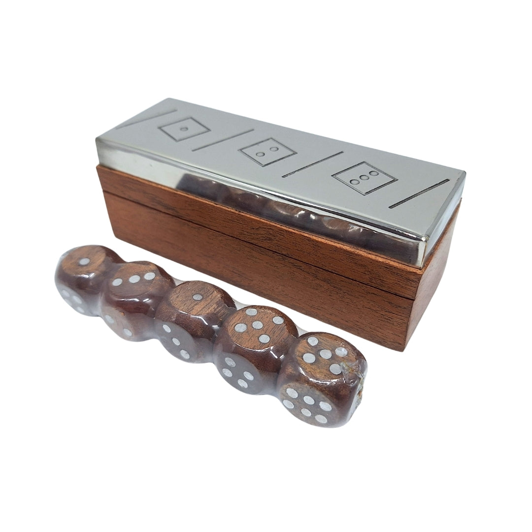 Würfelspiel mit personalisierter Gravur in Holzkiste mit Metalldeckel, ideal als Geschenk – G1117, 12,5x4,5x4,5 cm