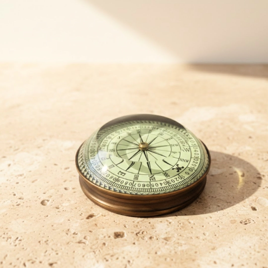 Retro-Messing-Linsenkompass Replik mit Gravur – personalisiertes Geschenk für Reisende, maritimer Stil, Maße 8x8x2,7 cm, Messing und Glas, inspirierendes Sprichwort