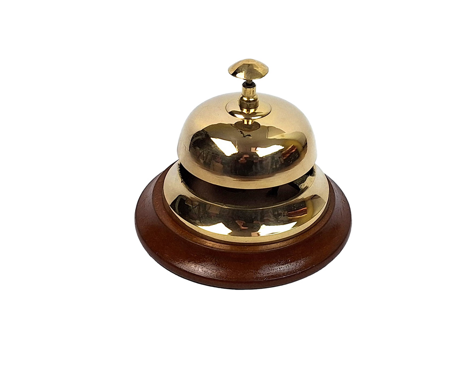 Messing-Hotelgong auf Holzsockel TB27/4 mit der Möglichkeit der Personalisierung durch Gravur, elegantes Geschenk in Gold- und Braunfarben, Höhe 11 cm, Durchmesser 12 cm