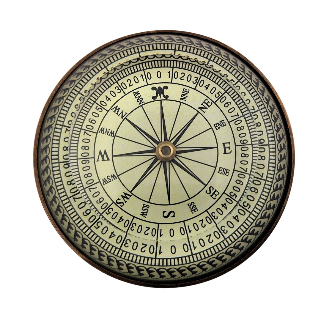 Retro-Messing-Linsenkompass Replik mit Gravur – personalisiertes Geschenk für Reisende, maritimer Stil, Maße 8x8x2,7 cm, Messing und Glas, inspirierendes Sprichwort