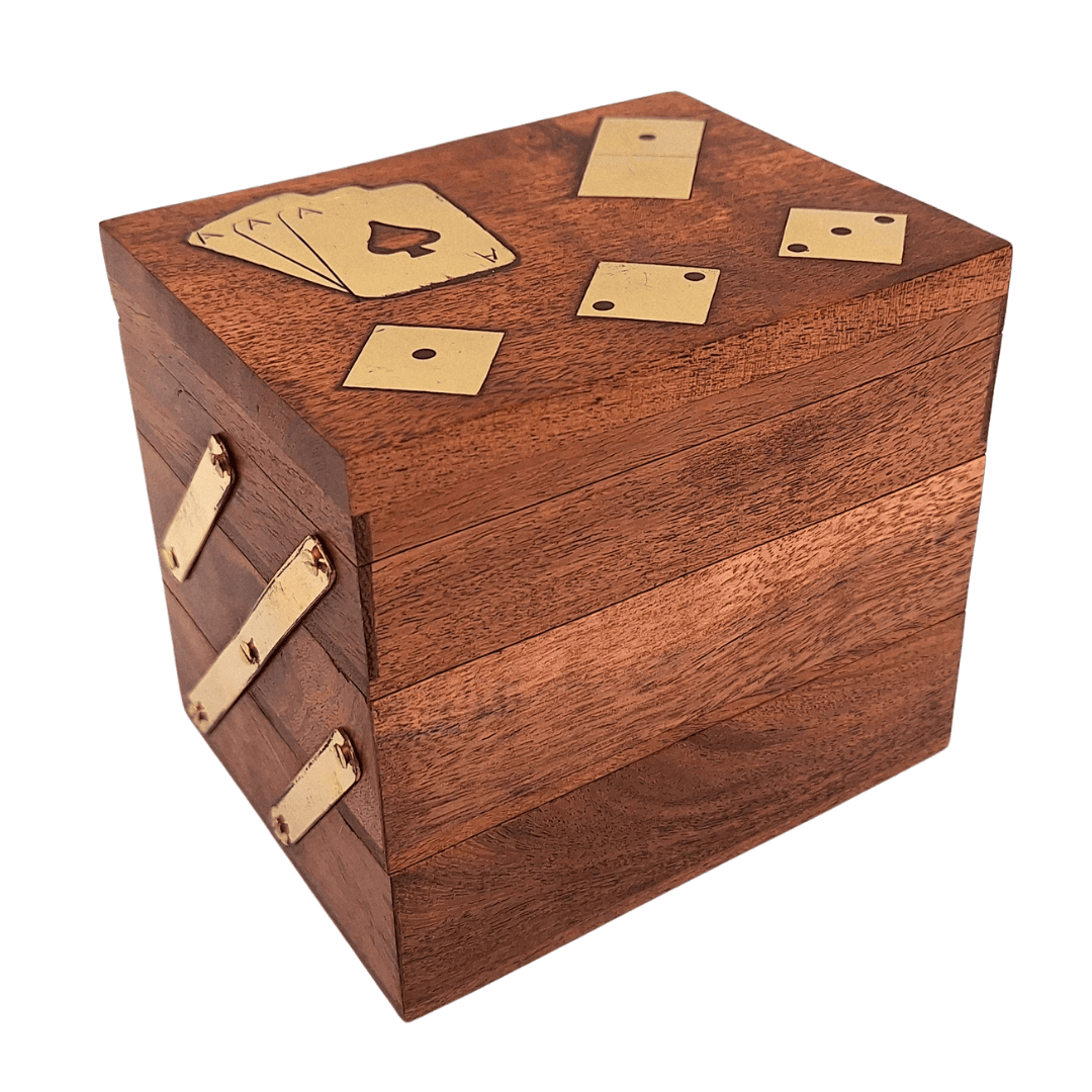 Elegantes 3-in-1 Spieleset mit personalisierter Gravur – Karten, Würfel, Domino in Holzkiste mit Messingverzierungen – Perfektes Geschenk für Spielbegeisterte – Maße 12 x 9,5 x 10,5 cm