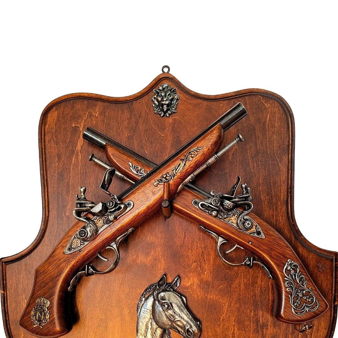 Replik von Steinschloss-Pistolen auf Holzständer mit Gravur-Personalisierung – Perfektes Geschenk für Geschichtsfreunde und Sammler – Hohe Qualität, stabile Konstruktion, elegantes Design 45x44 cm