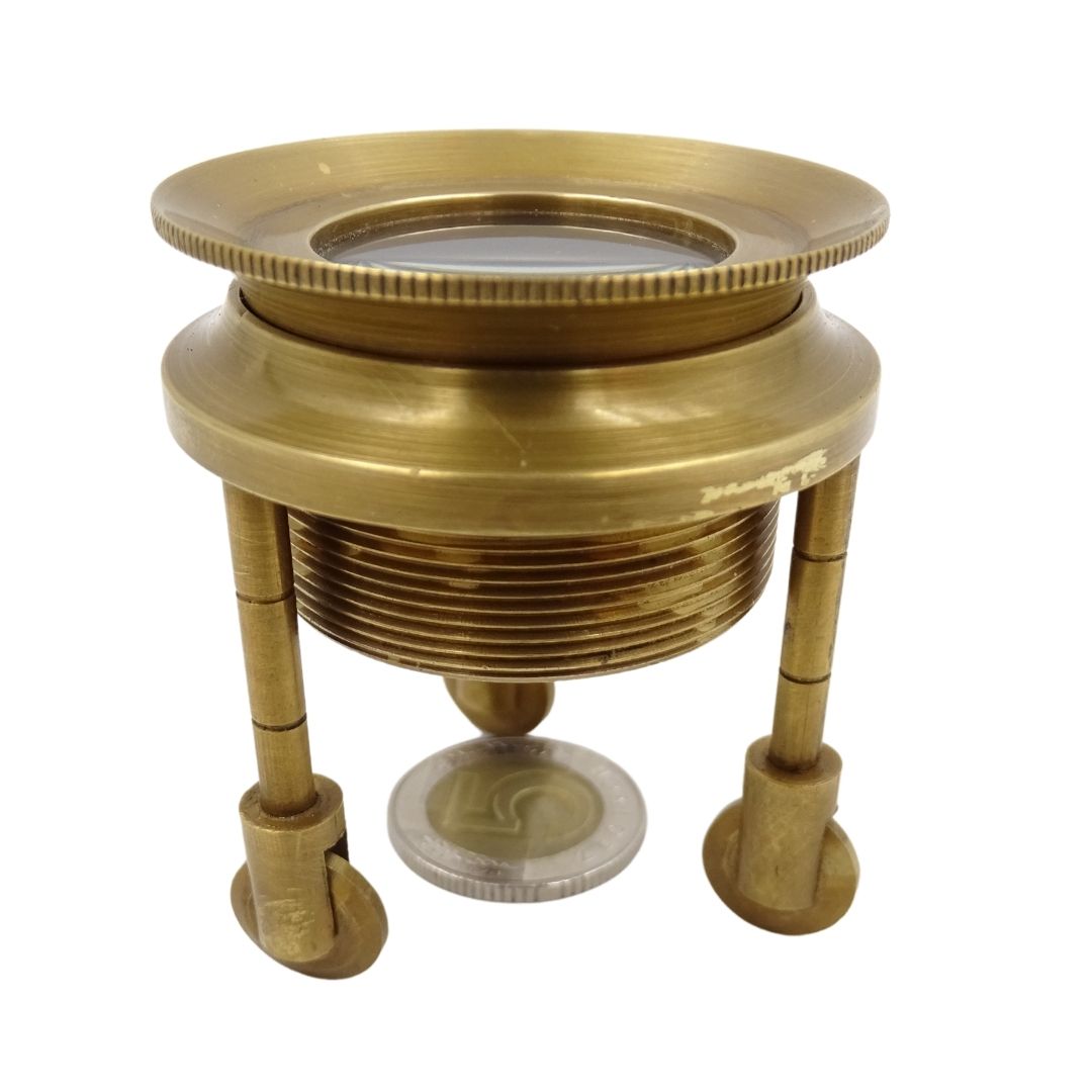 Dreibein-Lupe MAG-0015 mit Messinggehäuse, goldfarben, Gravurpersonalisierung möglich, ideales Geschenk für Juweliere und Philatelisten, Höhe 7 cm, Vergrößerung x3