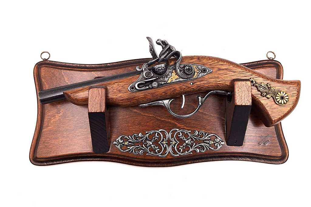 Replik der Pistole TR-239 auf Wandhalter mit Personalisierung durch Gravur