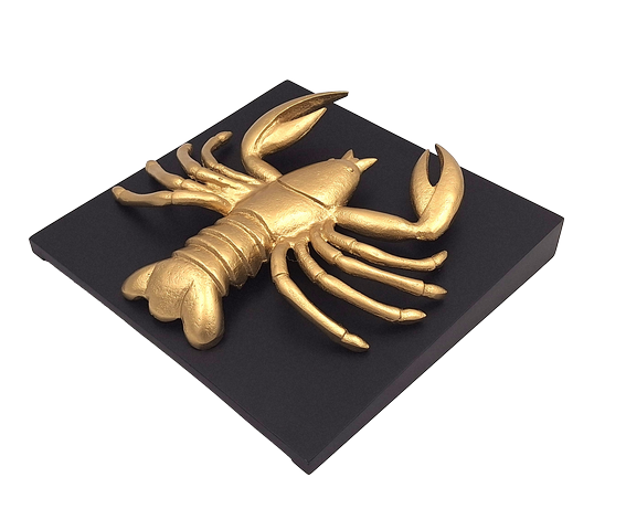 Goldene dekorative Krebs-Figur aus Aluminium mit Möglichkeit der Personalisierung durch Gravur – elegantes Geschenk für jeden Anlass, Maße 29 x 27,5 x 9 cm, schwarzer Holzsockel