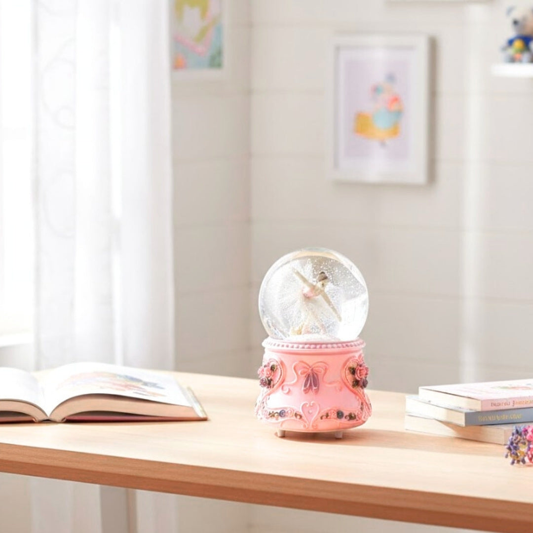 Tanzende Ballerina in einer 15 cm Glaskugel mit personalisierter Gravur – Elegante Spieluhr mit pastellfarbenem Sockel und Melodie Schwanensee