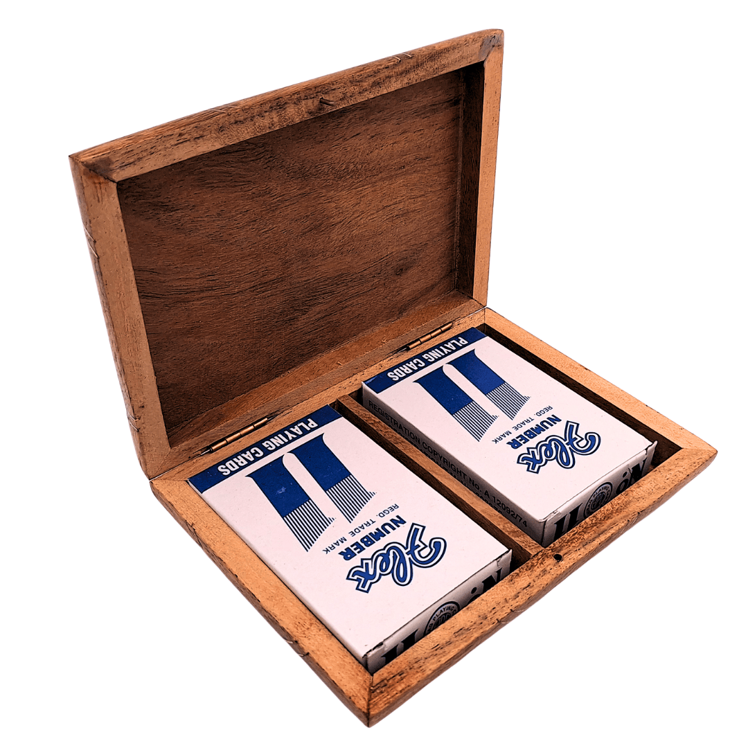 Elegantes Set mit 2 Kartendecks in Holzkiste mit Personalisierung und Gravur