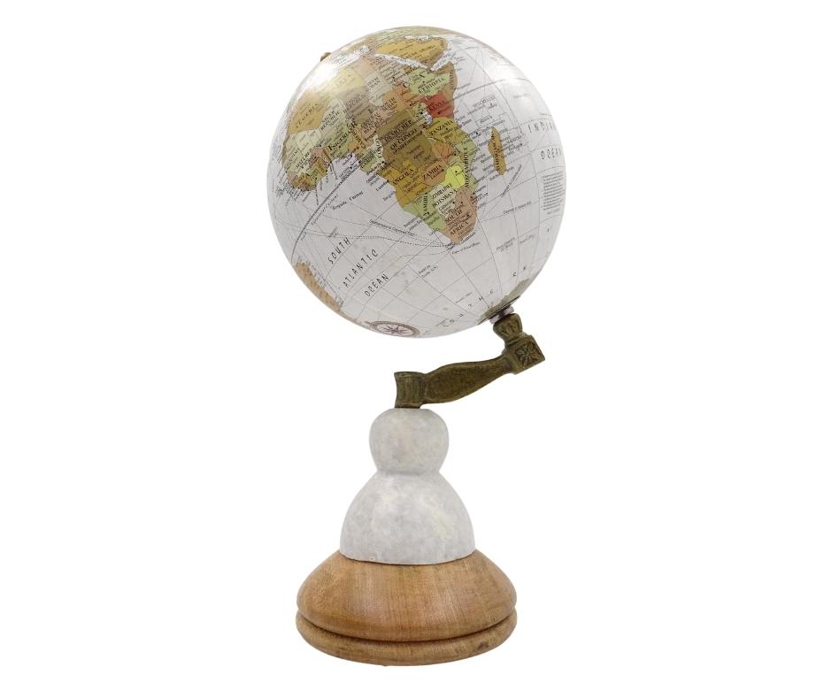 Dekorativer Globus Voyager auf Marmor-Holz-Sockel mit Gravur-Personalisierung – Elegantes Geschenk für Reisebegeisterte, Höhe 32 cm, Durchmesser 15,5 cm, Weiße Karte mit bunten Kontinenten