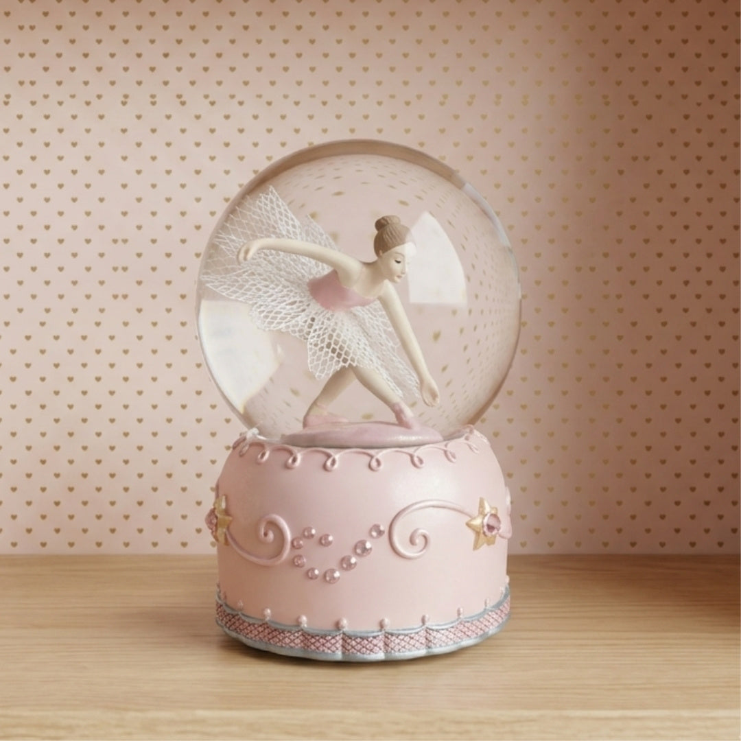 Tanzende Ballerina in 12 cm Glaskugel mit personalisierbarer Gravur - Elegante pastellfarbene Dekoration als Geschenk für Ballettliebhaber, aus Polyresin und Glas gefertigt