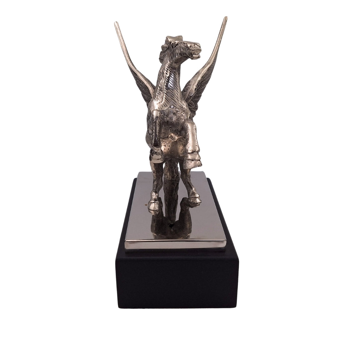 Dekorative Pegasusfigur aus Aluminium auf Stahl-Holz-Sockel, personalisierte Gravur, elegantes Geschenk für Liebhaber der griechischen Mythologie, Höhe 36 cm, silberfarben mit schwarzem Sockel