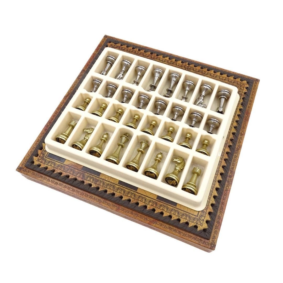 Exklusive Metall-Schachfiguren Italfama 28x28 cm mit personalisierbarer Gravur, braun-schachbrettmuster, Figuren gold-silbrig