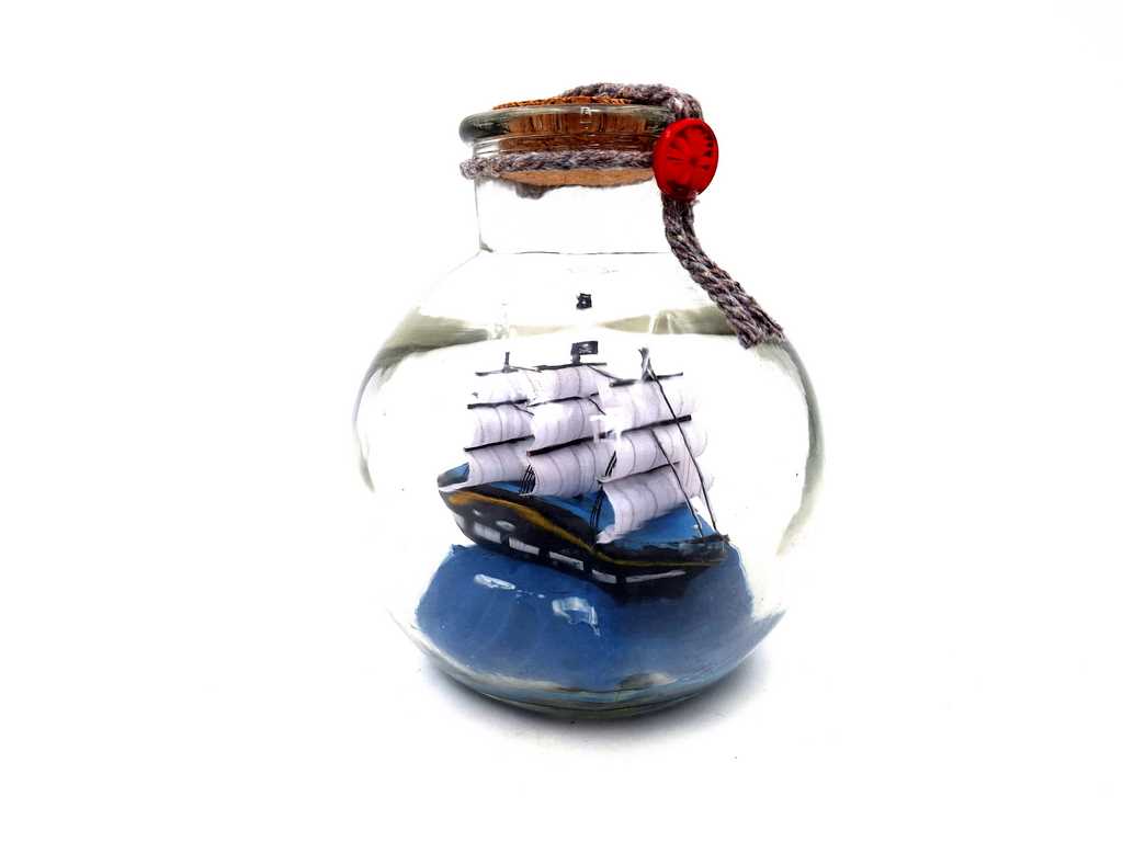 Miniatur-Segelschiff in Flasche mit personalisierbarer Gravur – klassische maritime Dekoration als Geschenk, 10 x 10 x 11 cm