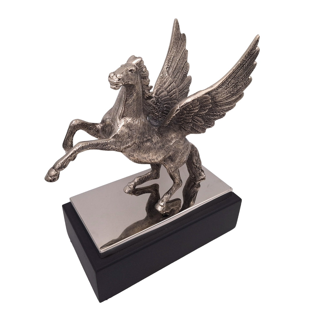 Dekorative Pegasusfigur aus Aluminium auf Stahl-Holz-Sockel, personalisierte Gravur, elegantes Geschenk für Liebhaber der griechischen Mythologie, Höhe 36 cm, silberfarben mit schwarzem Sockel