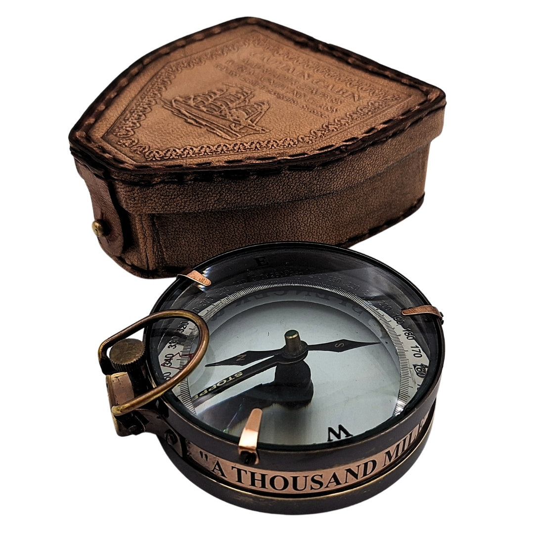Wanderer-Kompass mit personalisierter Gravur in Lederetui – Messing-Retro-Gadget als Geschenk, 9,25 cm mit inspirierendem Schriftzug