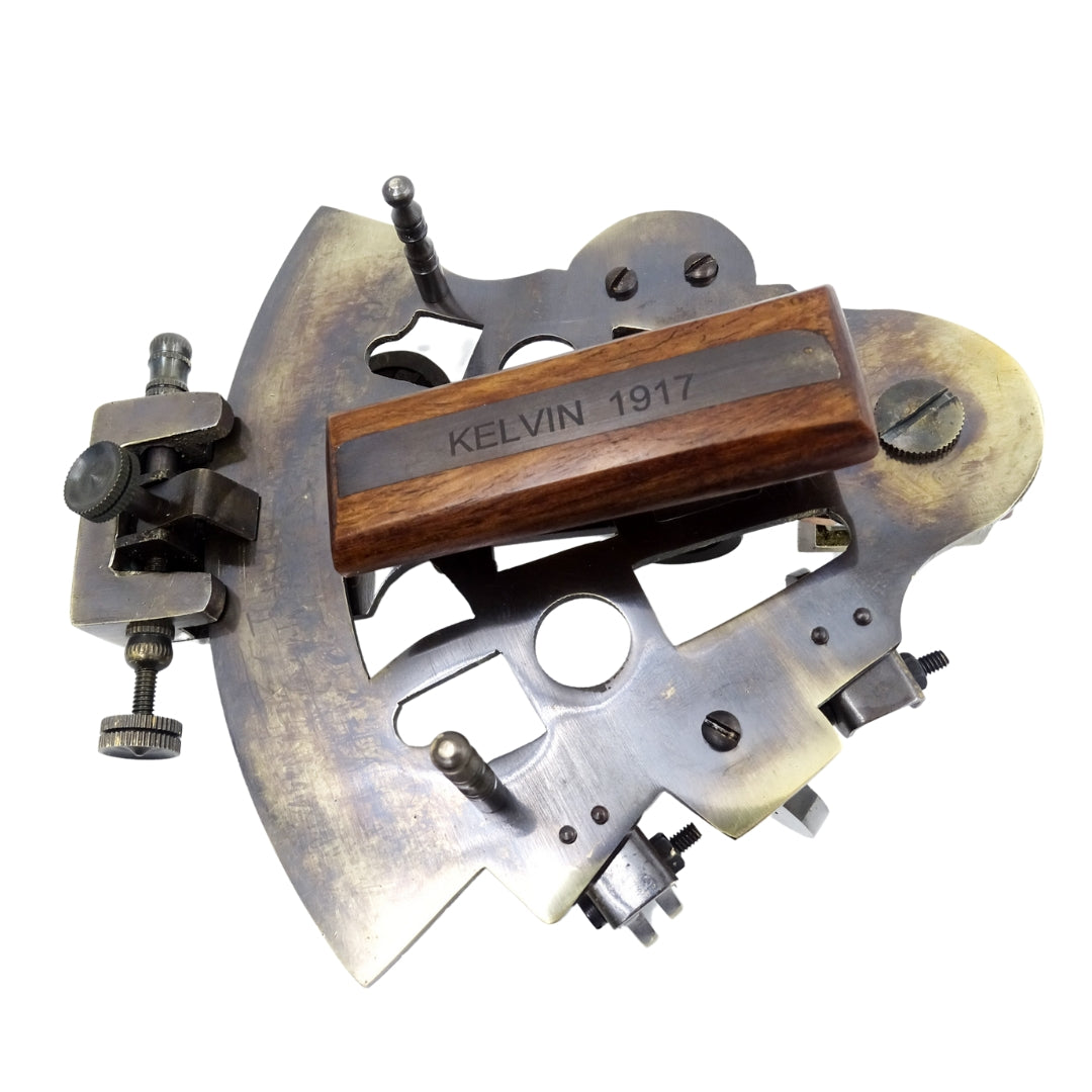 Messing-Sextant mit Gravur in Lederbox – Replik von 1917, ideal als Geschenk für Segler und Astronomen, Maße 13x12x6 cm, Antik, Material: Messing und Glas