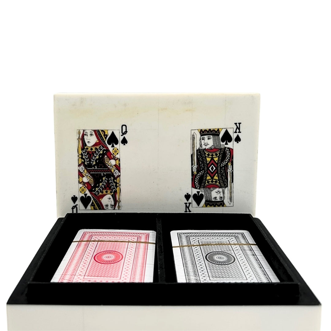 Elegantes Set aus zwei Kartendecks in Harzbox mit personalisierbarer Gravur