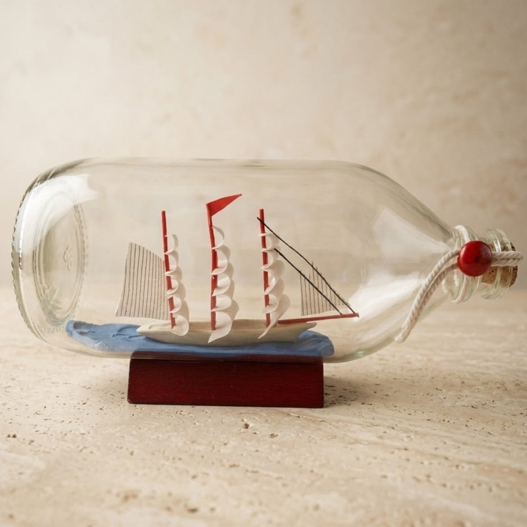 Schiff in der Flasche Rafandynka auf Holzsockel mit Gravur-Personalisierung