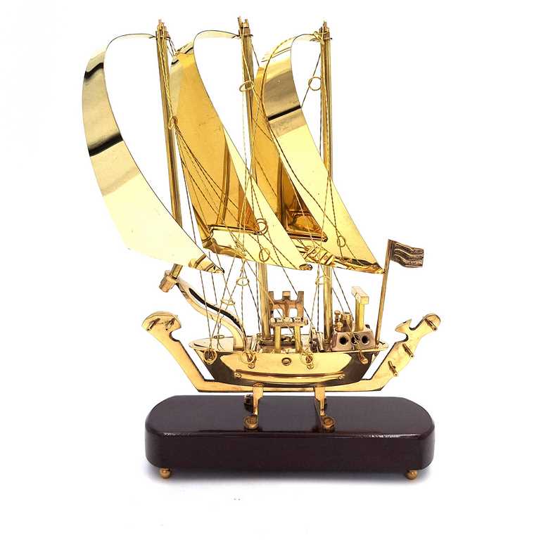 Elegantes Messingschiff auf Holzsockel, 30 cm, mit personalisierbarer Gravur