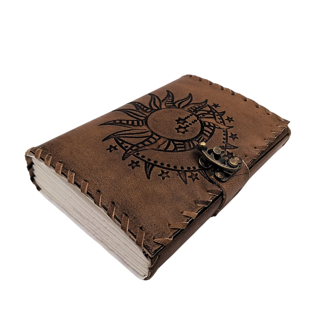 Retro Leder-Notizbuch Sonne und Mond 200 Seiten mit Personalisierung durch Gravur, beige-braun, ideal als Geschenk für Künstler oder Liebhaber der Magie des Alltags