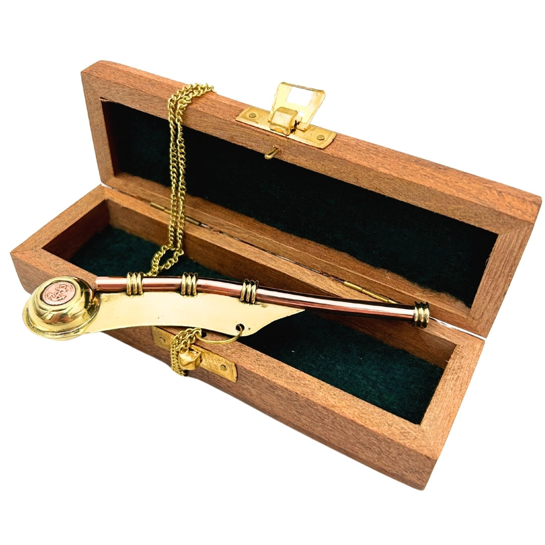 Steuermanns-Pfeife mit Gravur in eleganter Holzbox – Messing, 12,5 cm