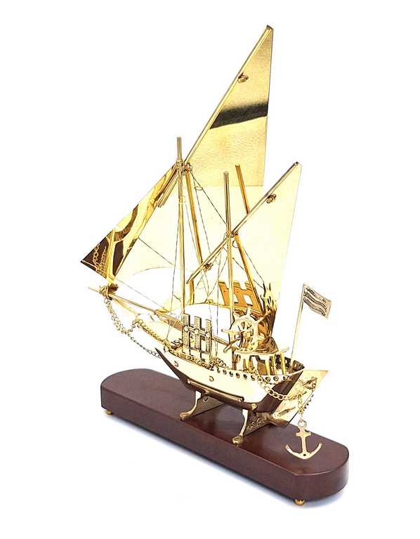 Messingmodell eines Schiffes auf einem 43 cm langen Holzsockel mit der Möglichkeit einer personalisierten Gravur