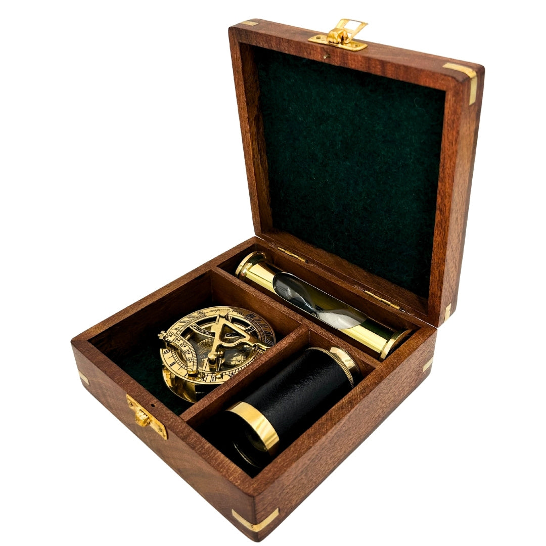 Retro-Geschenkset mit Gravur – Messingkompass, klappbares Fernrohr, Sanduhr in einer Holzschachtel