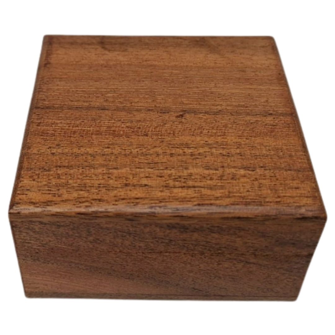 Geschenkbox aus Holz, Schmuckkästchen 8x8cm mit marineblauem Einsatz und Möglichkeit zur Personalisierung durch Gravur