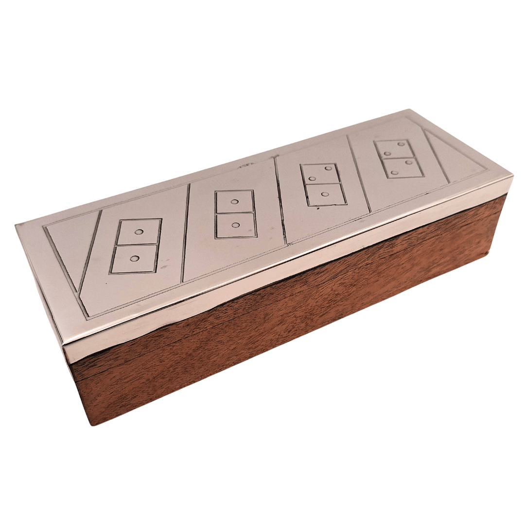 Elegantes Domino in Holzkiste mit Aluminiumdeckel