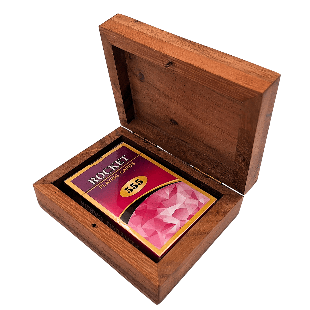 Elegantes Kartenspiel in dekorativer Holzkiste mit Aluminium-Königsplakette – Personalisierung mit Gravur – Perfektes Geschenk für Kartenspiel-Liebhaber – Kistengröße 11,5 x 8 x 4 cm