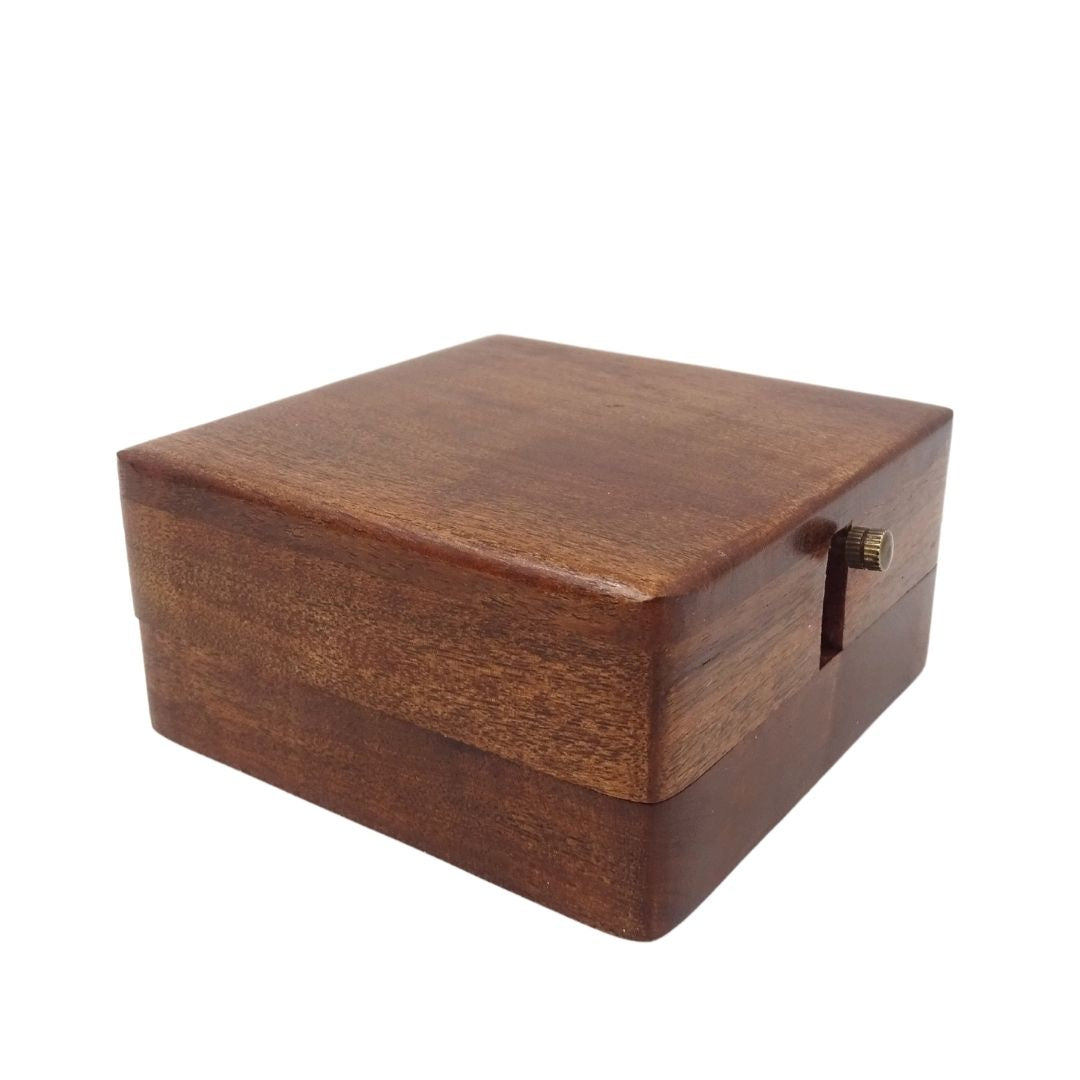 Retro-Kompass und Uhr in einer Holzkiste mit personalisierbarer Gravur