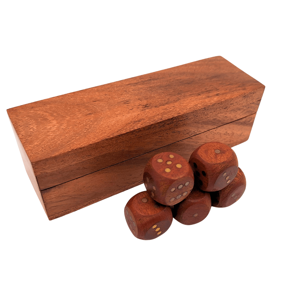Elegante Holzspielwürfel mit Messingpunkten in personalisierter Box