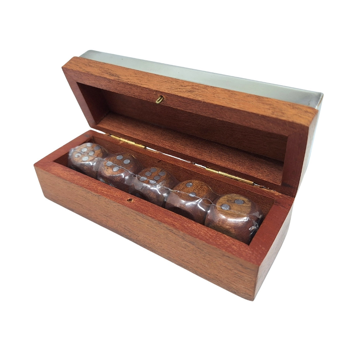 Würfelspiel mit personalisierter Gravur in Holzkiste mit Metalldeckel, ideal als Geschenk – G1117, 12,5x4,5x4,5 cm