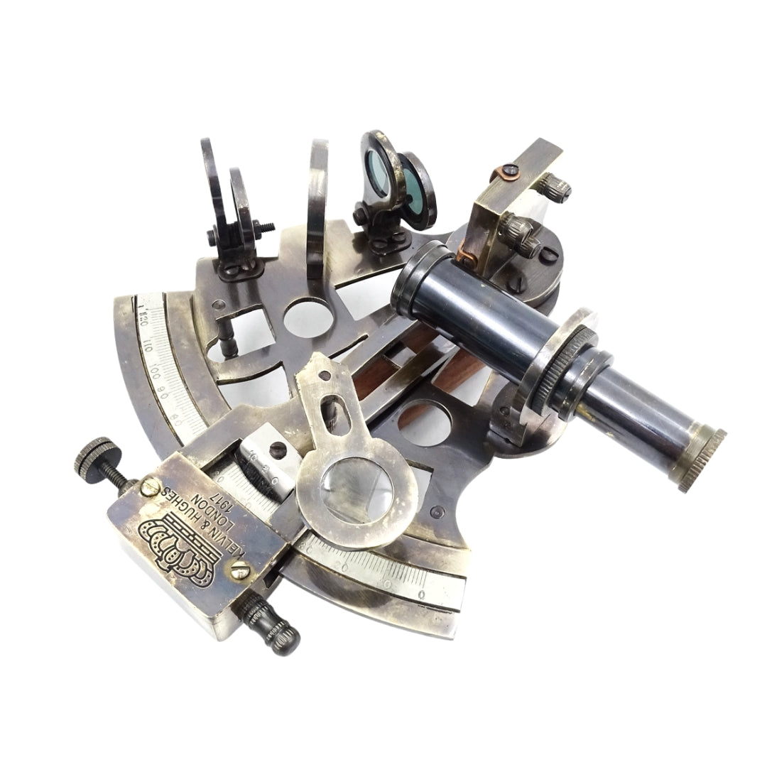 Messing-Sextant mit Gravur in Lederbox – Replik von 1917, ideal als Geschenk für Segler und Astronomen, Maße 13x12x6 cm, Antik, Material: Messing und Glas