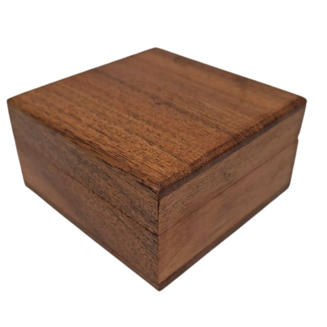 Geschenkbox aus Holz, Schmuckkästchen 8x8cm mit marineblauem Einsatz und Möglichkeit zur Personalisierung durch Gravur
