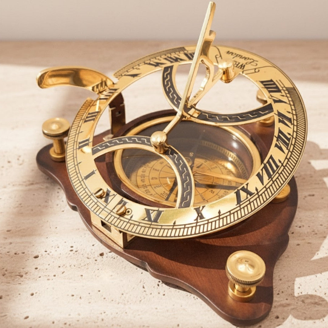 Eleganter Messing-Kompass mit Sonnenuhr auf Holzsockel C064 mit Personalisierung und Gravur