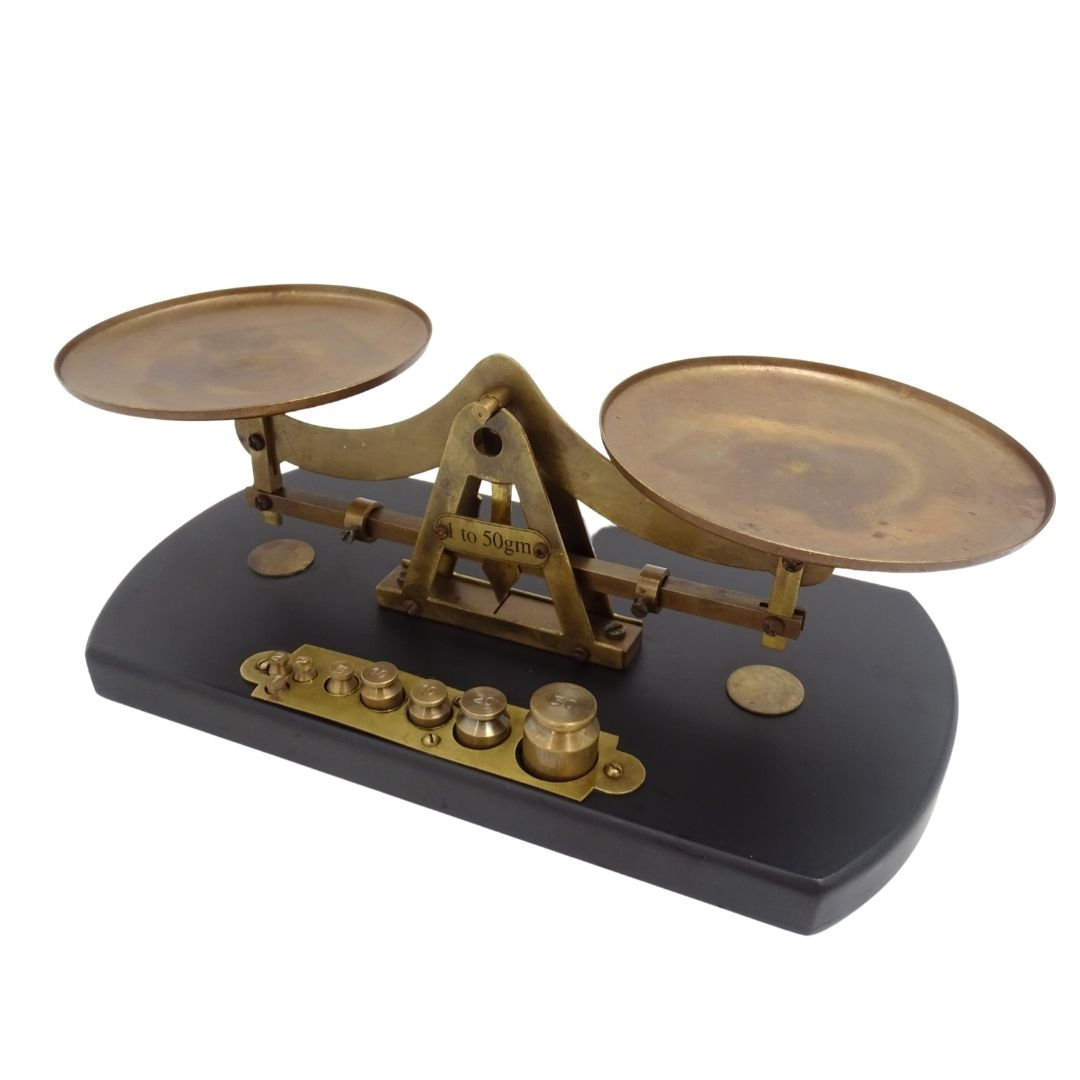 Retro Balkenwaage WSB7 aus Messing auf Holzsockel mit personalisierter Gravur – ideales Geschenk mit 8 Gewichten (1g, 2g, 5g, 10g, 20g, 50g) – Höhe 10 cm, Länge 25,5 cm