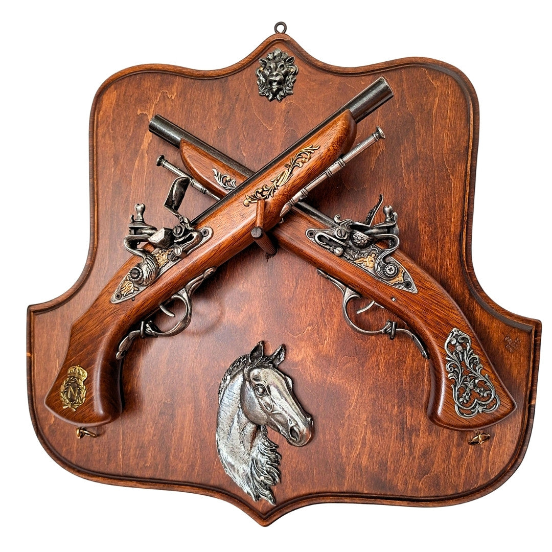 Replik von Steinschloss-Pistolen auf Holzständer mit Gravur-Personalisierung – Perfektes Geschenk für Geschichtsfreunde und Sammler – Hohe Qualität, stabile Konstruktion, elegantes Design 45x44 cm