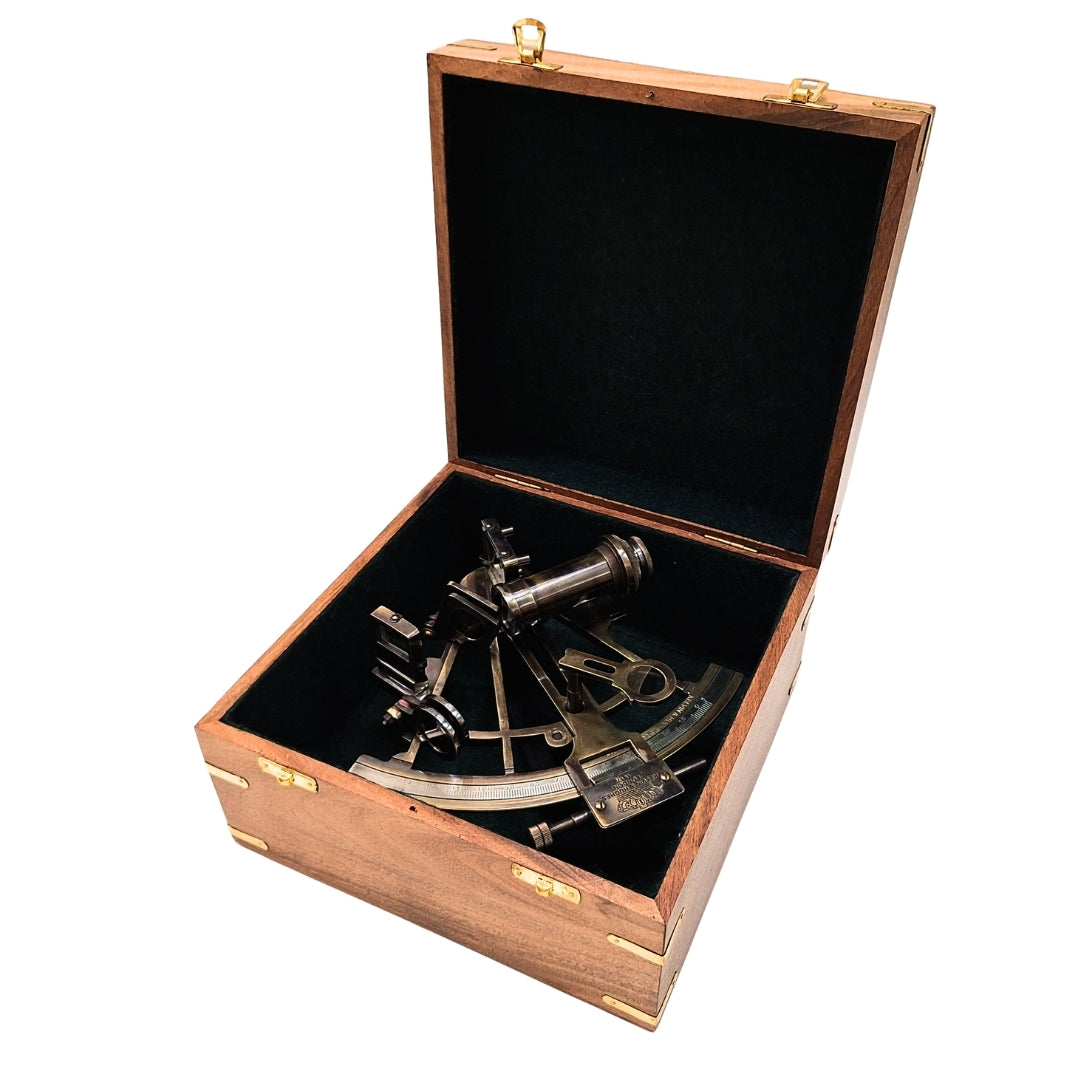 Messing-Sextant mit Gravur in Holzkiste