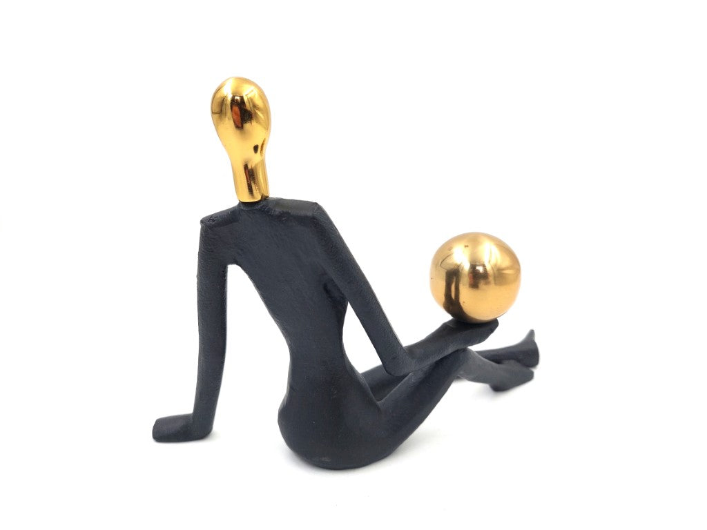 Dekorative Figur Turnerin mit Ball, personalisierte Gravur, Höhe 15 cm, schwarz und gold, ideales Geschenk für jeden Anlass