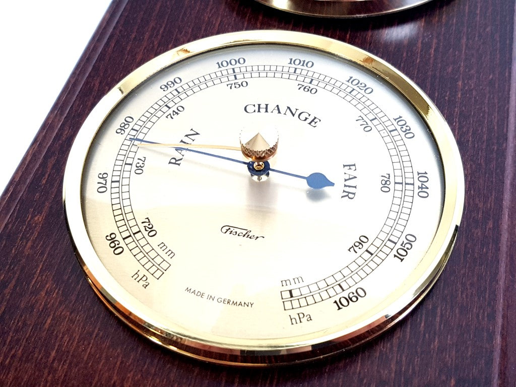 Wetterstation Fischer 9176-22 mit Barometer, Hygrometer und Thermometer in einem Messingrahmen auf Mahagonibasis mit Option zur personalisierten Gravur