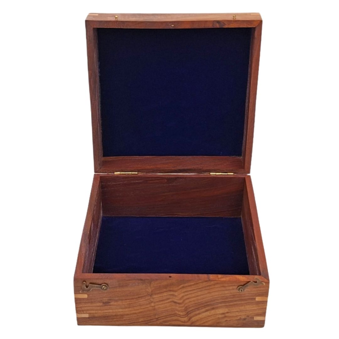 Elegante Geschenkbox aus Holz 20x20x11 cm mit marineblauem Einsatz und Option zur Personalisierung durch Gravur