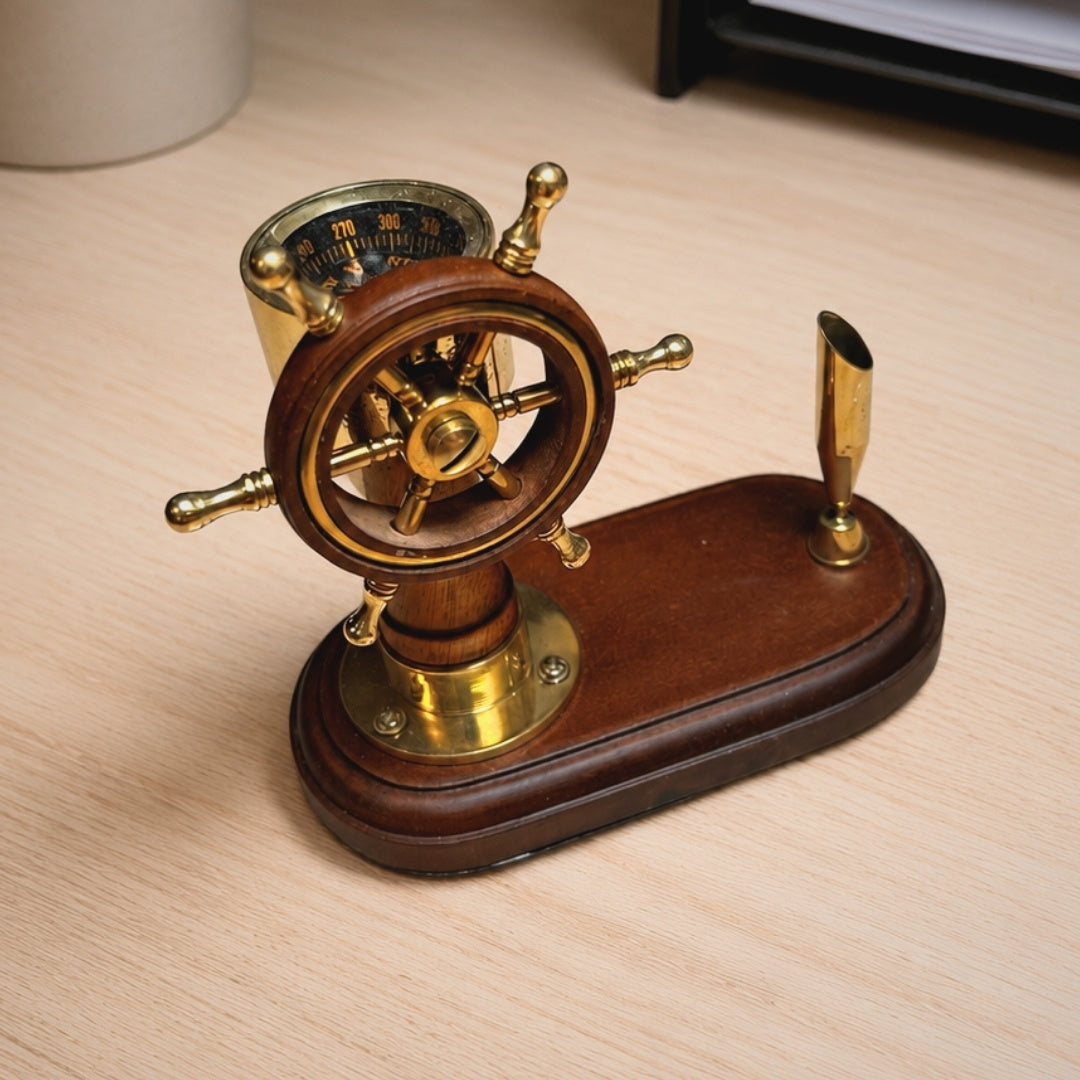 Elegantes Schreibtischset mit Steuerrad und Kompass sowie Stifthalter – Holz und Messing – Gravur-Personalisierung – Perfektes Geschenk für Segler – Höhe 14,5 cm