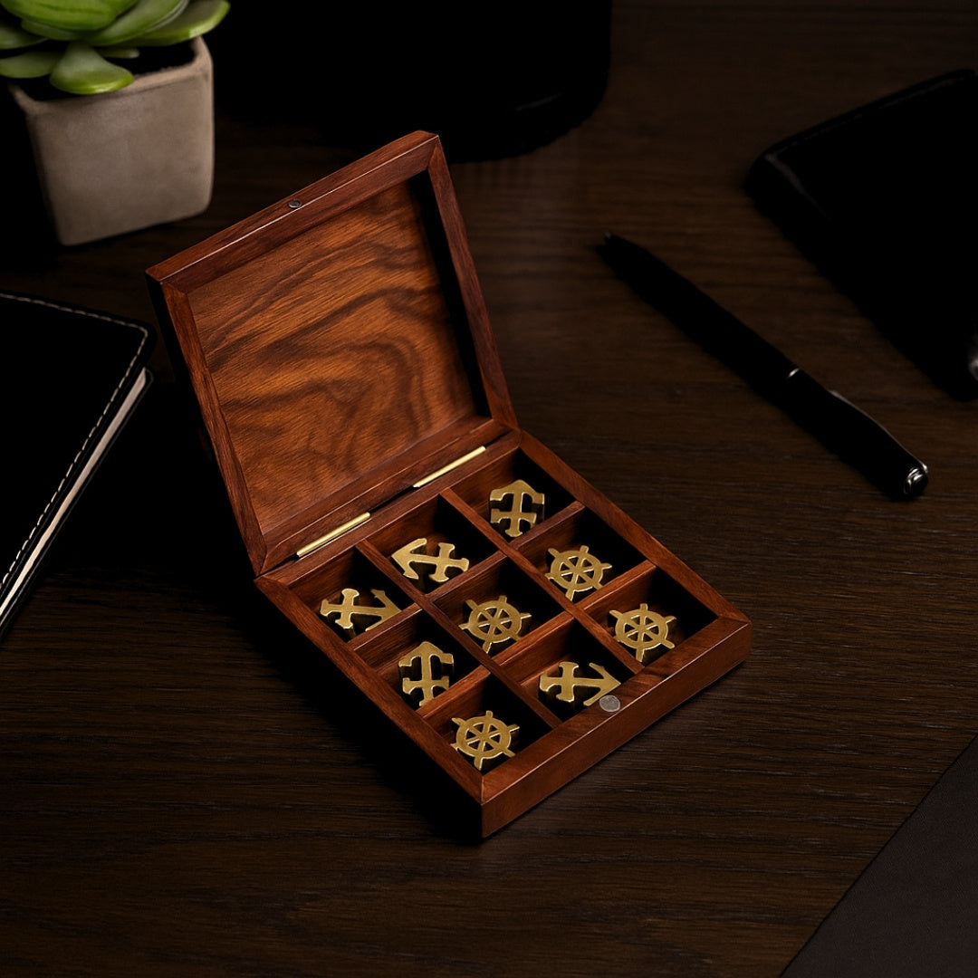 Maritimes Tic-Tac-Toe-Spiel aus Holz mit Gravur - Personalisiertes Geschenk für Segler, Maße 10x10 cm, elegantes Design mit Messingakzenten