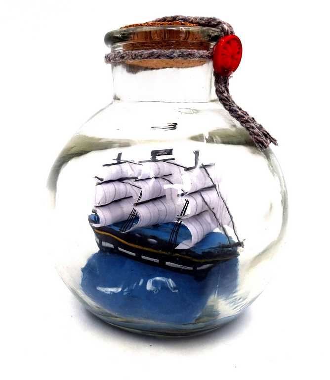 Miniatur-Segelschiff in Flasche mit personalisierbarer Gravur – klassische maritime Dekoration als Geschenk, 10 x 10 x 11 cm