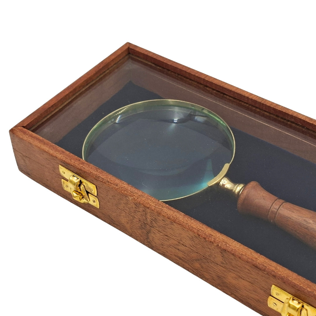 Lupe/Vergrößerungsglas mit Holzgriff und Messing-Finish in eleganter Schachtel mit Glasdeckel - Ideales Geschenk mit Gravurmöglichkeit - Maße 23 x 10 cm, natürliche Materialien