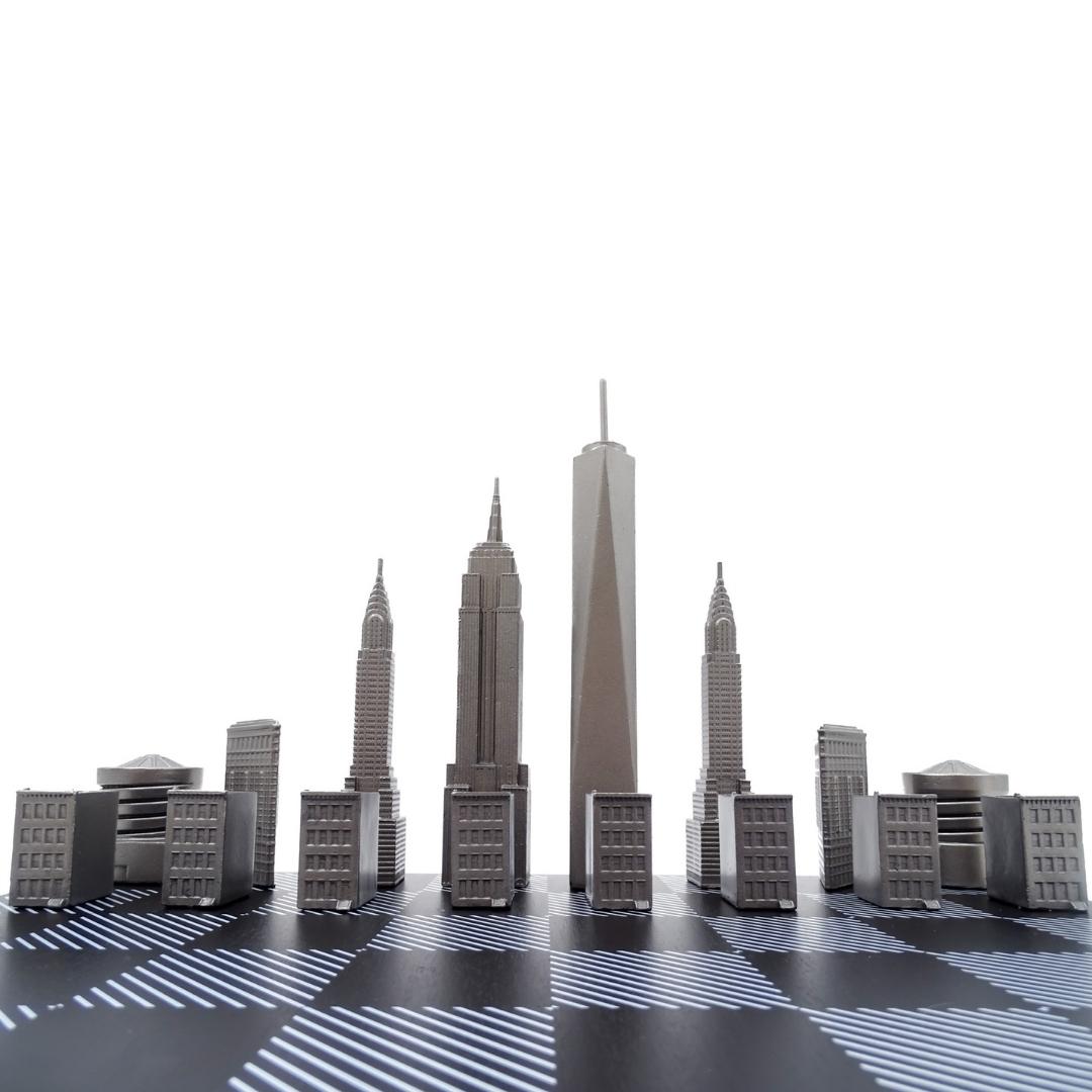 New Yorker Skyline-Schachfiguren aus Edelstahl mit Gravur